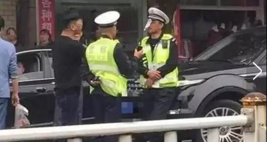 交通辅警脸上被贴罚单