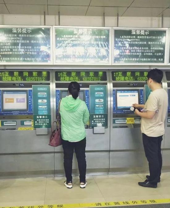2018年5月19号，胡红岩在郑州东站买票，近期，她多次往返于郑州和新乡两地。新京报记者 赵蕾摄
