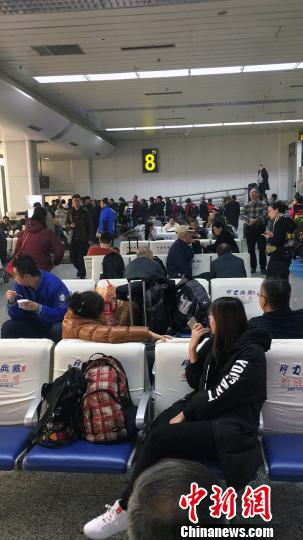 乌鲁木齐国际机场候机楼滞留旅客。　郭一彤 摄