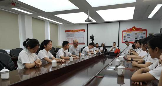 7月25日，厦门六中合唱团的同学们聚在一起怀念高至凡老师。澎湃新闻记者 韩雨亭 图