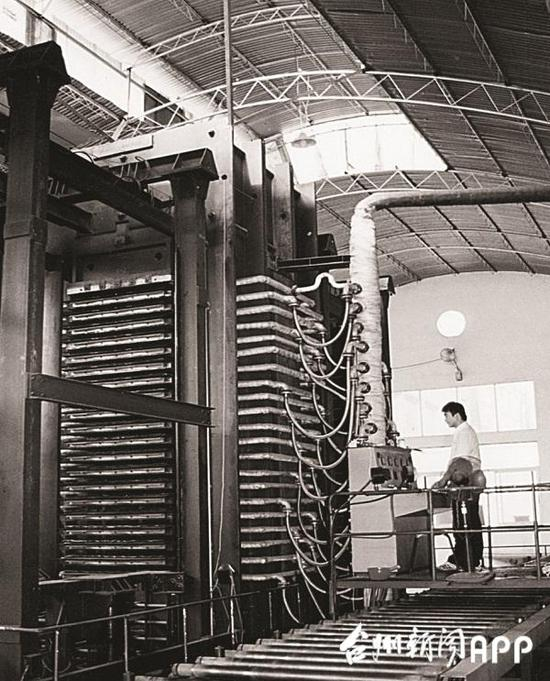 早期吉利镁铝曲板生产车间。