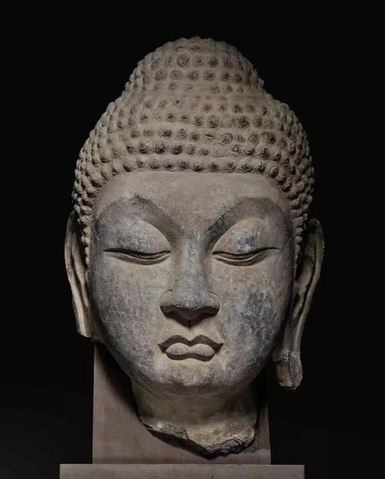 　　唐石灰石雕佛首像&nbsp;高70厘米&nbsp;来源：通运公司&nbsp;Parke-Bernet Galleries，1955年3月30至31日，编号301&nbsp;Jay C。 Leff（1925-2000）收藏&nbsp;史蒂芬•琼肯三世（1978年逝）收藏