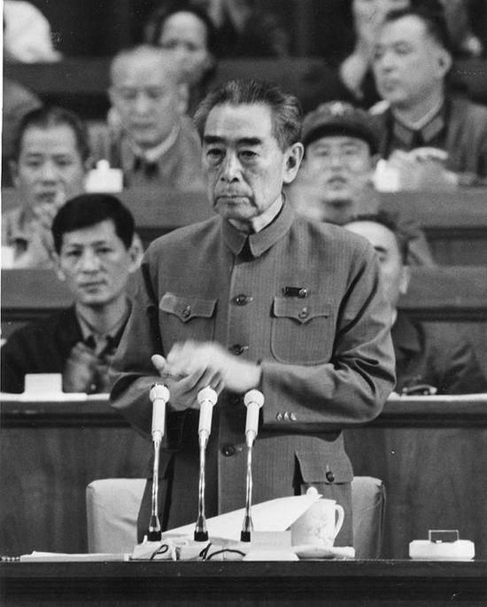 　　1975年1月13日，周恩来总理抱病参加第四届全国人民代表大会，在第一次会议上做他的最后一次《政府工作报告》。摄影|石少华
