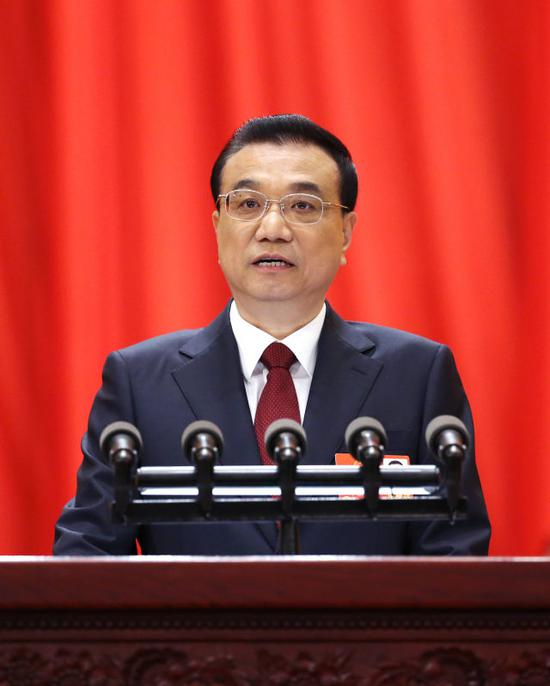 　　↑3月5日，李克强总理代表国务院在十三届全国人大一次会议上作《政府工作报告》。新华社记者 姚大伟 摄