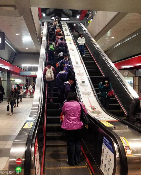 ▲2013年11月29日，台湾省台北市某捷运站。图/视觉中国。