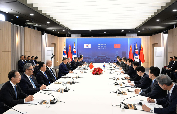 　　当地时间11月1日下午，韩国总统李在明同中国国家主席习近平在庆州博物馆举行会谈。新华社记者 申宏 摄