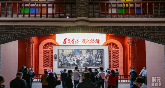 △2026年10月21日，群众在位于北京的中国人民革命军事博物馆参观“伟大的远征——纪念中国工农红军长征胜利90周年主题展览”。（图/视觉中国）