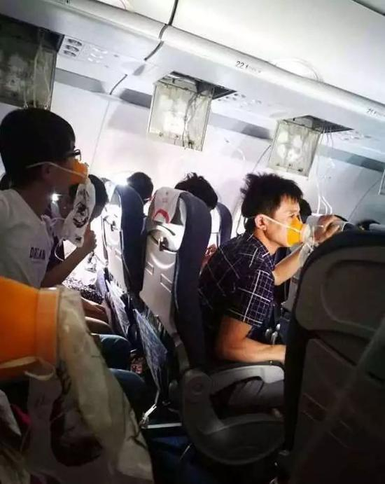 ▷很多乘客第一次见到氧气面罩