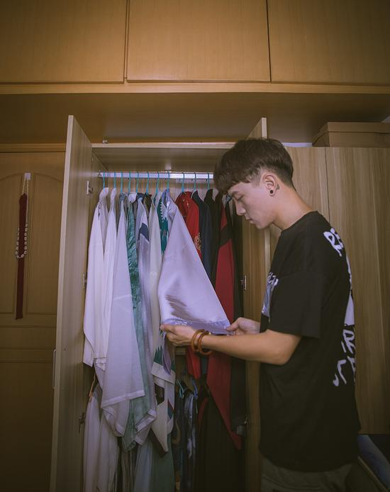 韩杰在家中整理自己的汉服。受访者供图