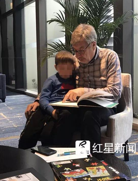 ▲迈克的父亲伊恩和孙子在一起 &nbsp; 受访者供图