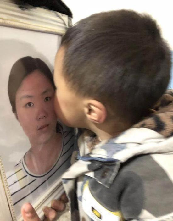 大儿子亲吻陈健遗照