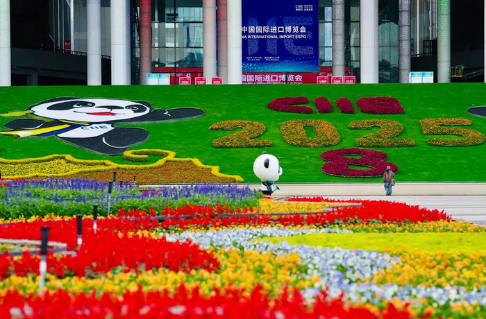 　　△近日，“四叶草”国家会展中心（上海）焕然一新，迎接将于11月初开幕的第八届中国国际进口博览会。本届进博会企业展面积超36.7万平方米，有138个国家和地区的4108家企业参展。