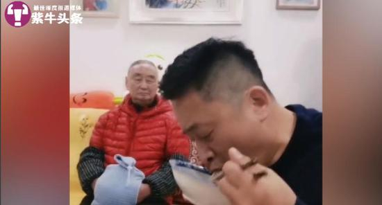 儿子模仿春晚小品哄父亲吃面