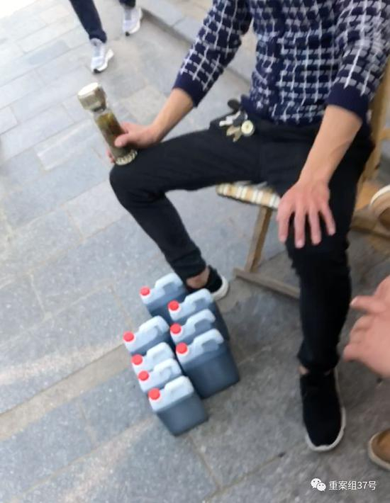 　　▲10月3日，唐军在平遥古城东门处练摊儿，向来往的游客销售“三无”食醋。（图为暗访视频截图）&nbsp;新京报记者大路 摄。