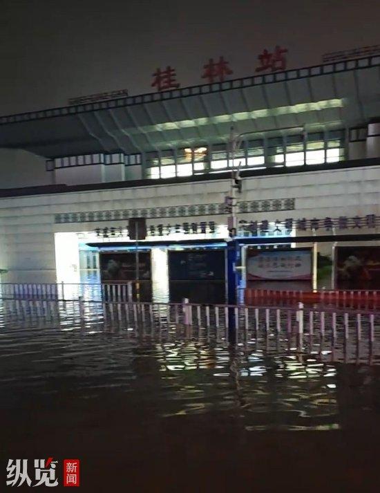 桂林火车站广场内涝积水。（来源/网友视频截图）