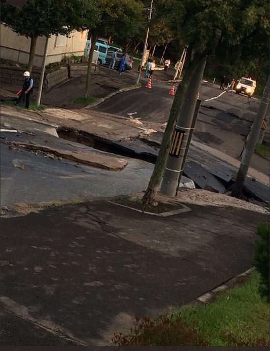 北海道札幌境内受到地震严重破坏的道路。 受访者孙先生 供图