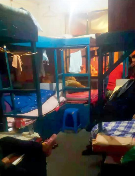 女子宿舍右侧的房间，床铺都是上下铺。住客普遍年纪大，喜欢住下铺。摄影/本刊记者 隗延章