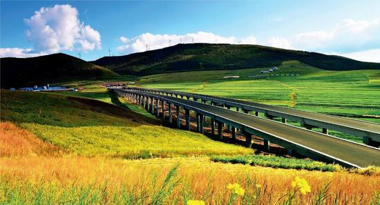 　　张承高速一景。张承高速、承平高速、密涿高速、张涿高速等4条高速公路，是“北京七环”的重要组成部分。图/中新