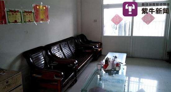 墙上贴的奖状看起来还是崭新的