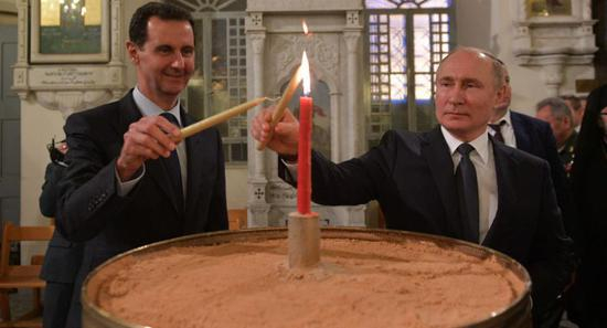 　阿萨德陪同普京在东正教堂点蜡烛