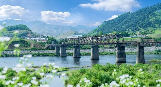 　　这是地处中朝边境、位于吉林省集安市的鸭绿江国境铁路大桥（2023年6月17日摄，无人机照片）。新华社记者 周万鹏 摄