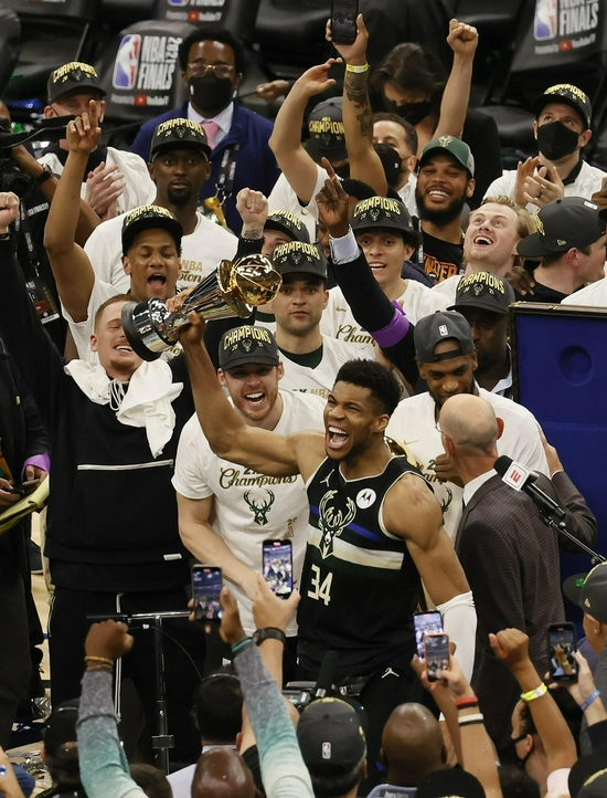 “字母哥”斩获总决赛MVP。图/IC&nbsp;photo