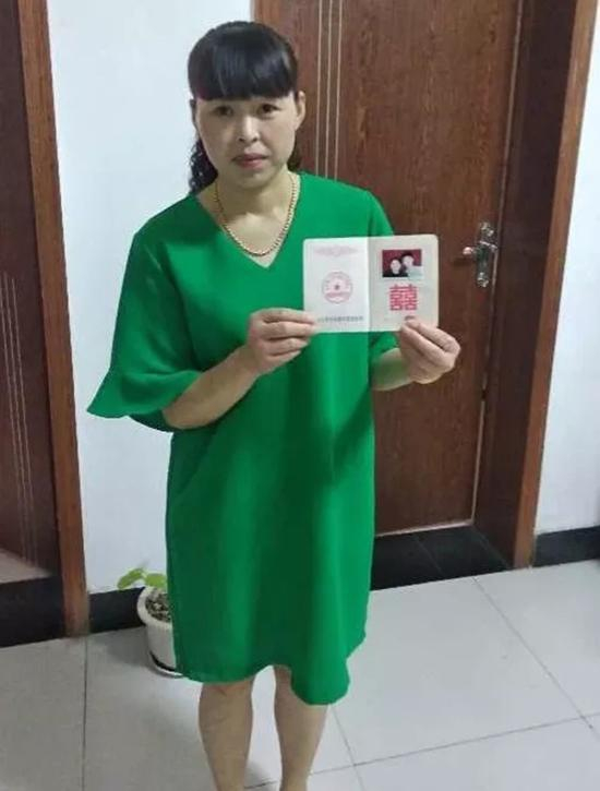 车超的妻子王侠等了18年，她坚信丈夫是清白的。