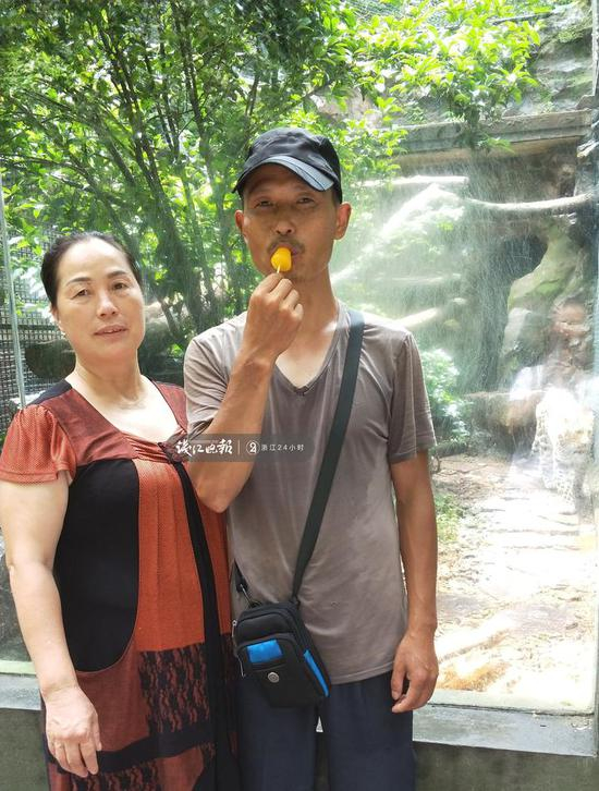 外卖骑手陆继春（右一）&nbsp; 本文图片均来自钱江晚报-浙江24小时