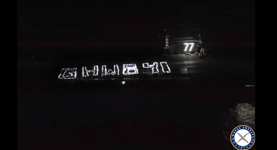 悼念老布什的“乔治·H·W·布什”号上的水兵官兵 图源：USNI