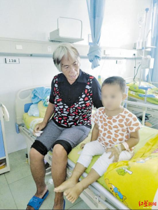 小俊熙和奶奶在医院