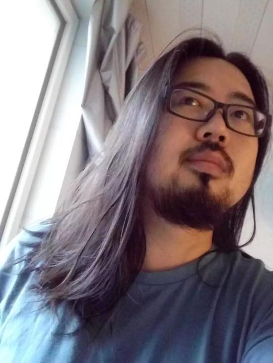 建筑师宋亚堃蓄发时的照片。受访者供图