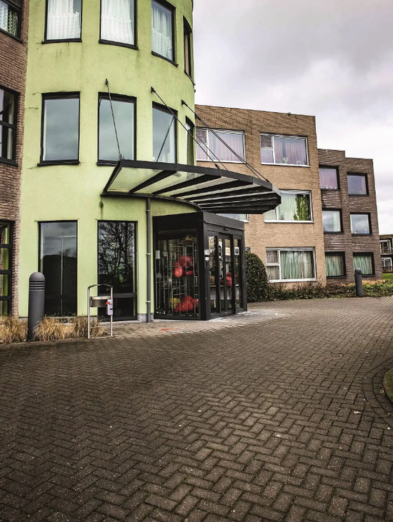 　　1月17日，比利时西北部小镇豪特许尔斯特一家养老院发现变异新冠病毒聚集性感染，超过100人确诊。图/人民视觉