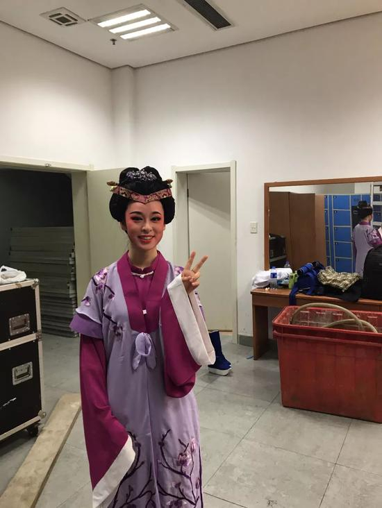 徐静在浙江大学越剧社年度大戏《梁祝》的后台