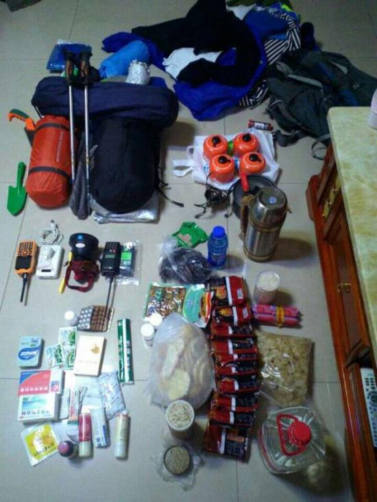 出发前驴友携带了大量的出行必需品。苗洪涛供图
