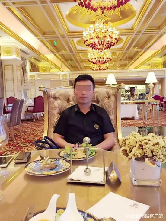 ▲周某经常出入高档场所。