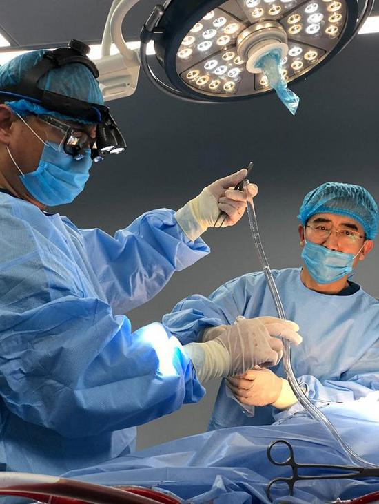 专家团队正在为刘爱慧进行人体低温保存的特殊手术。