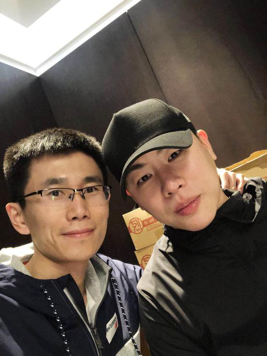 水滴互助创始人兼CEO沈鹏和音乐人胡彦斌，摄于今晚（3月26日）聚餐。受访者供图。