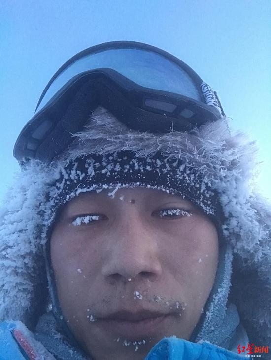 冰雪结满了骆垠材的睫毛