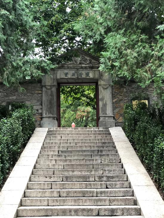 　　△双清别墅，原为清代静宜园内松坞云庄，1860年被英法联军焚毁，后由香山慈幼院创办人熊希龄辟为私人宅邸。（央视记者彭汉明拍摄）