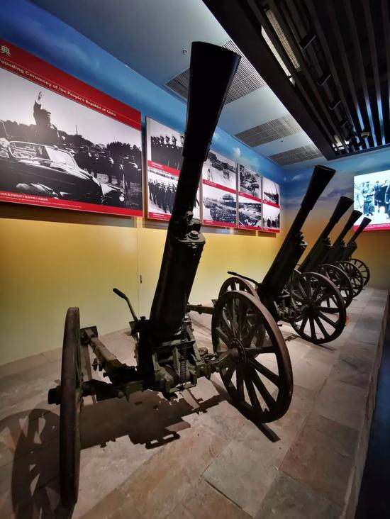△开国大典所使用的礼炮。（央视记者张晓鹏拍摄）