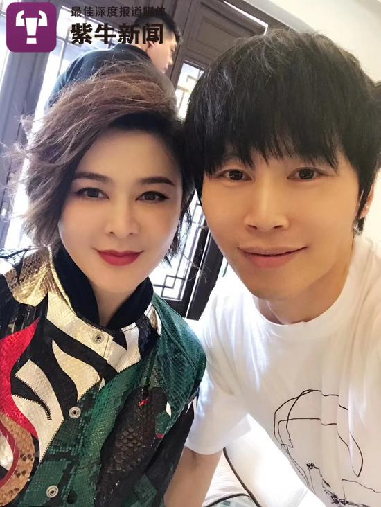 关之琳和万云峰的合影