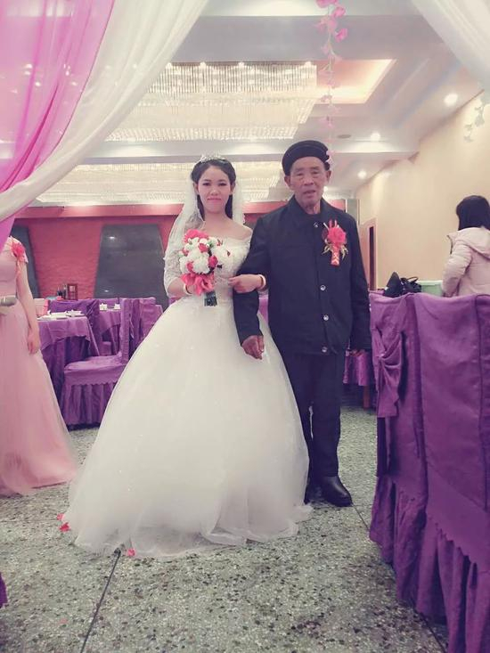 钱仁凤和父亲在婚礼上。受访者供图