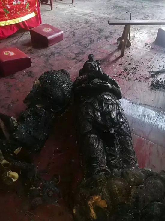 大火中被焚毁的佛像&nbsp; 当地人供图