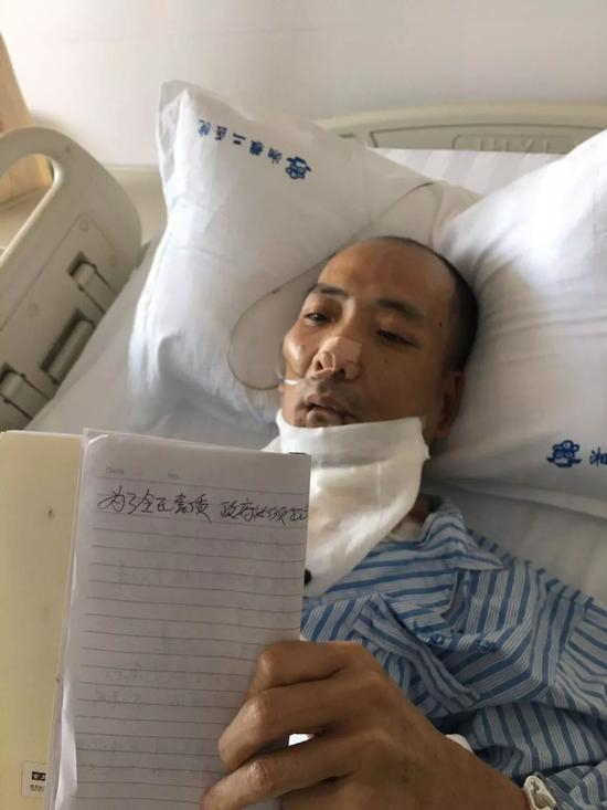 无法说话的敬思军。新京报记者王婧祎&nbsp;摄