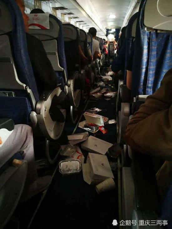 机舱内物品脱落一地。