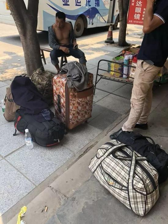 赴西藏阿里打工的隆昌老乡等车回家，行李里都是过冬的衣物