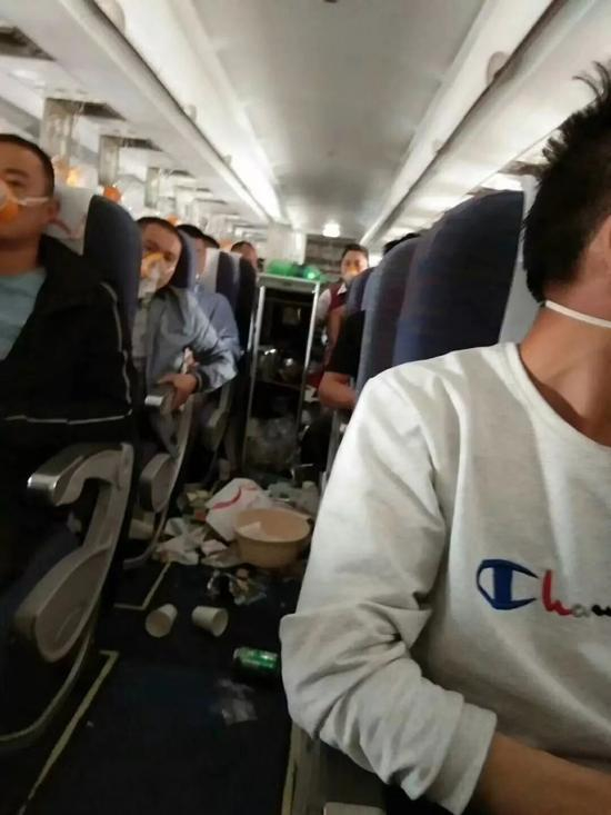 行李掉落，餐盒翻飞，客舱内瞬间一片狼藉&nbsp; 图 / 乘客樊爱华提供