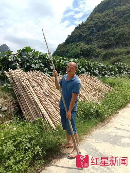 ▲蓝民报向红星新闻重现路旁偶遇疑凶时的情形 图片来源：红星新闻