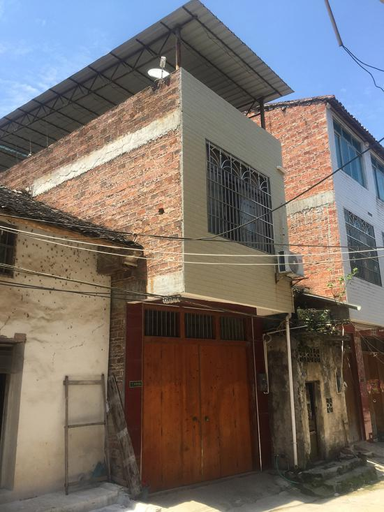 韦郎自小和大伯一家生活，大伯家经济情况中等，盖有两层楼房。