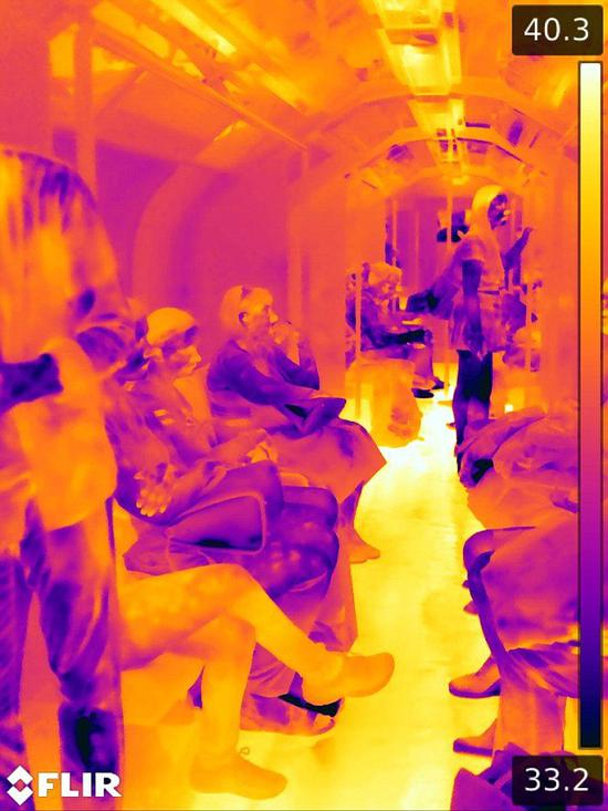 （伦敦地铁车厢内的热红外影像。）